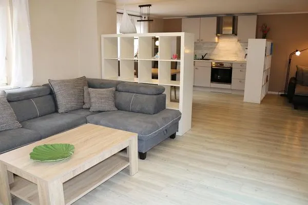 sehr geräumiger Wohnbereich mit Küchenteil und Essplatz Haus Kleist Wohnung 4