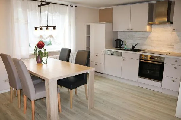 helle und moderne Küche mit Esstisch Haus Kleist Wohnung 4