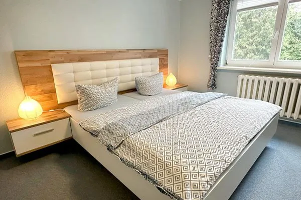 Schlafzimmer mit Doppelbett, Spiegel und Kleiderschrank Haus Kleist Wohnung 4