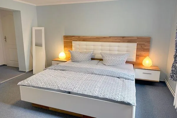 Schlafzimmer mit Zugang zum Badezimmer Haus Kleist Wohnung 4