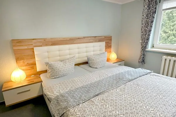 Doppelbett im gemütlichen Schlafzimmer Haus Kleist Wohnung 4