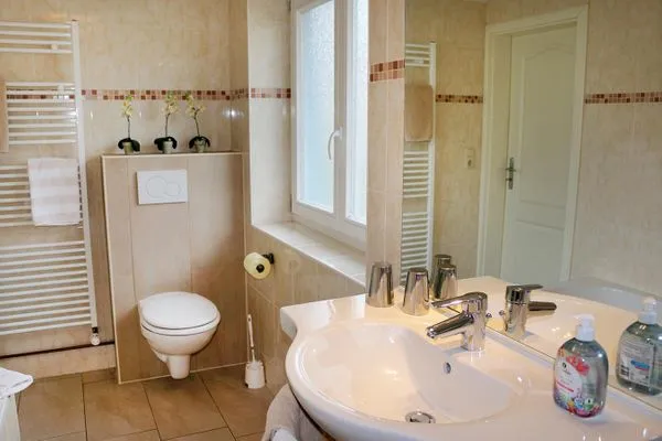Badezimmer mit Badewanne, Dusche, WC und Waschtisch Haus Kleist Wohnung 4