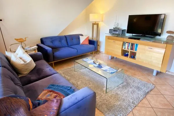 mit zwei Doppelsitzer Couchen und TV  Deichrose W9