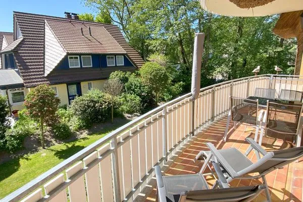 möblierter Balkon mit  Sonnenschirm  Deichrose W9