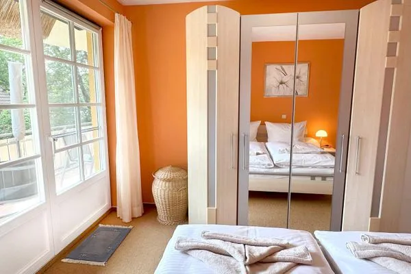 großer Kleiderschrank mit Spiegeltüren  Deichrose W9