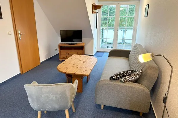 Zimmer mit gemütlicher Sitzgruppe und TV Haus Kleist Zimmer 4