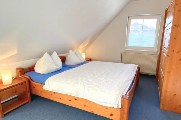 Doppelbett und Kleiderschrank im Schlafbereich Haus Kleist Zimmer 4
