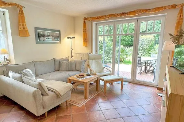 gemütliche Couch und schöne Terrasse Zum Leuchtturm Wohnung 1