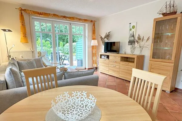 Esstisch als Verbindung zwischen Wohnen und Kochen Zum Leuchtturm Wohnung 1