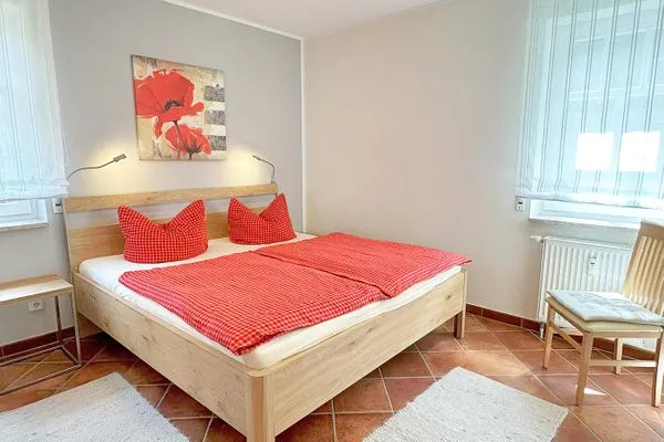 Schlafzimmer mit Doppelbett (Bettwäsche zubuchbar) Zum Leuchtturm Wohnung 1