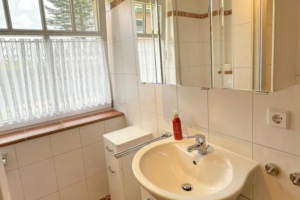 Bad mit Dusche, WC und Waschbecken Zum Leuchtturm Wohnung 1