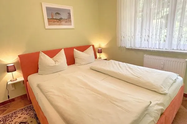 Schlafzimmer mit Doppelbett (Wäsche zubuchbar) Zum Leuchtturm Wohnung 2