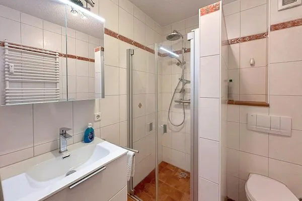 Bad mit Dusche, Wc und Waschbecken Zum Leuchtturm Wohnung 2