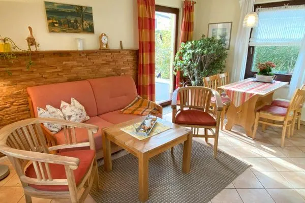 Wohnzimmer mit Esstisch und Zugang zu Terrasse / Garten  Lewerenz