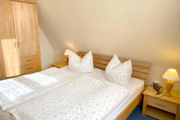 Schlafzimmer mit Doppelbett und  Kleiderschrank  Lewerenz