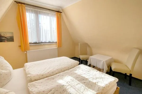 kleine Sitzecke im Schlafzimmer / Bettwäsche und Handtücher sind vorhanden  Lewerenz