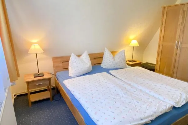 zweites Schlafzimmer mit Doppelbett und Kleiderschrank  Lewerenz