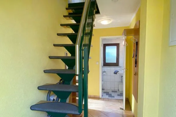 Flur / Eingangsbereich mit Treppe ins Obergeschoss  Lewerenz