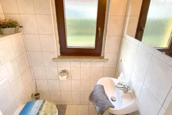 Gäste-WC im Erdgeschoss  Lewerenz