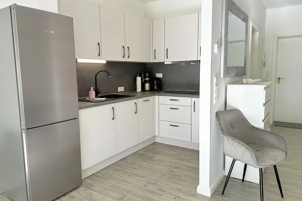 Küche mit großem Kühlschrank, Geschirrspüler, Waschmaschine usw. Waldsiedlung W10.3