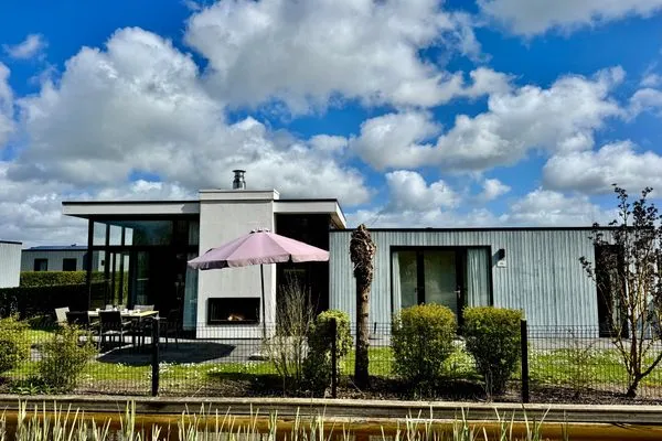  EuroParcs Bad Meersee Chalet Coastline Zeeland mit Zaun Haus Nr. 80