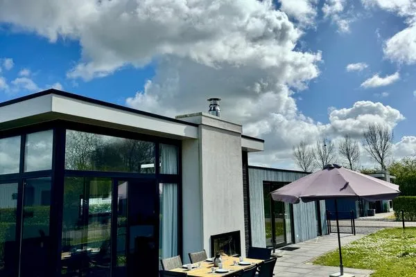  EuroParcs Bad Meersee Chalet Coastline Zeeland mit Zaun Haus Nr. 80