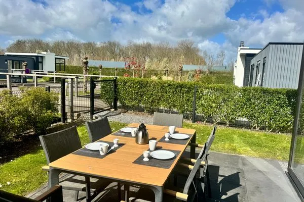  EuroParcs Bad Meersee Chalet Coastline Zeeland mit Zaun Haus Nr. 80