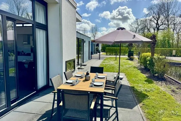  EuroParcs Bad Meersee Chalet Coastline Zeeland mit Zaun Haus Nr. 80