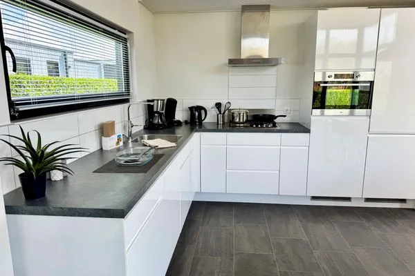  EuroParcs Bad Meersee Chalet Coastline Zeeland mit Zaun Haus Nr. 80