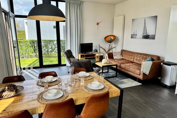  EuroParcs Bad Meersee Chalet Coastline Zeeland mit Zaun Haus Nr. 80