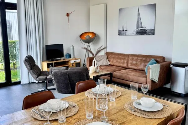  EuroParcs Bad Meersee Chalet Coastline Zeeland mit Zaun Haus Nr. 80