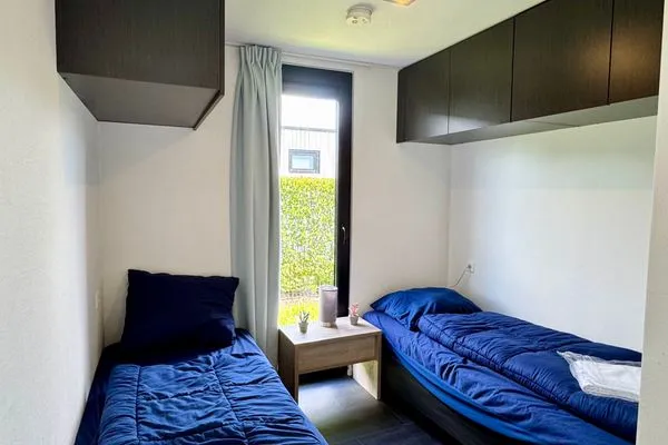  EuroParcs Bad Meersee Chalet Coastline Zeeland mit Zaun Haus Nr. 80