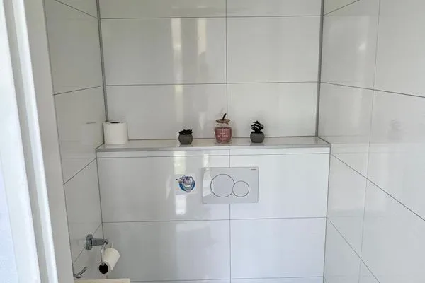  EuroParcs Bad Meersee Chalet Coastline Zeeland mit Zaun Haus Nr. 80