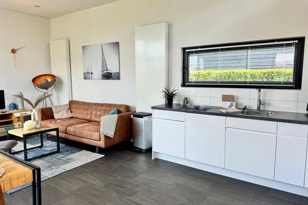  EuroParcs Bad Meersee Chalet Coastline Zeeland mit Zaun Haus Nr. 80