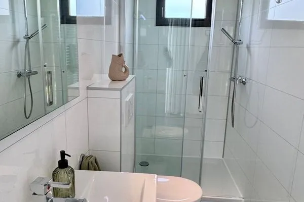  EuroParcs Bad Meersee Chalet Coastline Zeeland mit Zaun Haus Nr. 80