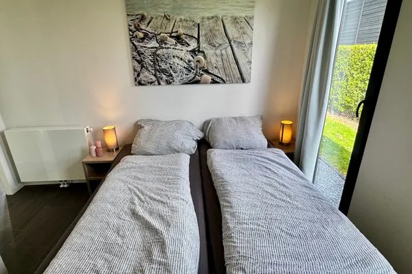  EuroParcs Bad Meersee Chalet Coastline Zeeland mit Zaun Haus Nr. 80