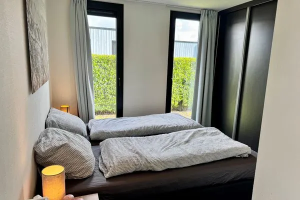  EuroParcs Bad Meersee Chalet Coastline Zeeland mit Zaun Haus Nr. 80