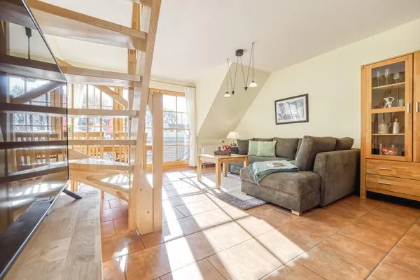 Wohnbereich mit Sofa und TV Ferienpark Freesenbruch Wohnung 4.4 - Seeschwalbe