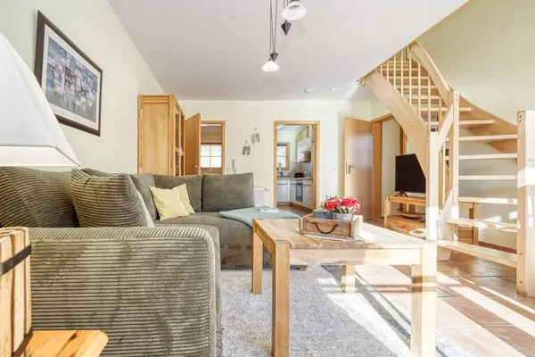 Wohnbereich mit Sofa und Couchtisch Ferienpark Freesenbruch Wohnung 4.4 - Seeschwalbe