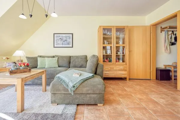 Wohnbereich mit Sofa und Schrank Ferienpark Freesenbruch Wohnung 4.4 - Seeschwalbe
