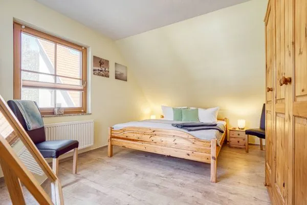 Schlafzimmer mit Doppelbett Ferienpark Freesenbruch Wohnung 4.4 - Seeschwalbe