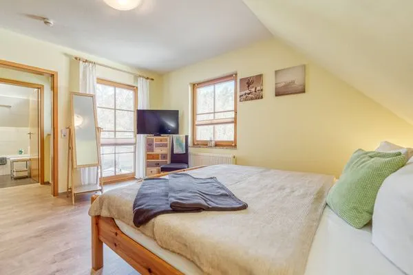 Schlafzimmer mit Doppelbett und TV Ferienpark Freesenbruch Wohnung 4.4 - Seeschwalbe