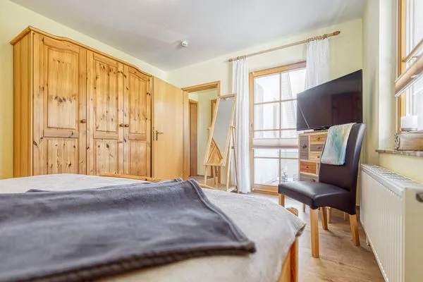 Kleiderschrank und TV im Schlafzimmer Ferienpark Freesenbruch Wohnung 4.4 - Seeschwalbe