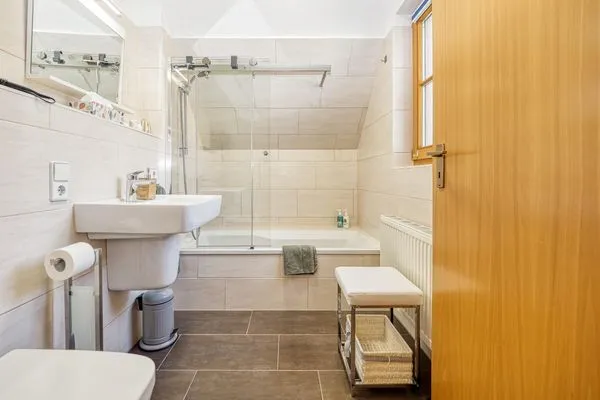 Badezimmer mit Badewanne Ferienpark Freesenbruch Wohnung 4.4 - Seeschwalbe