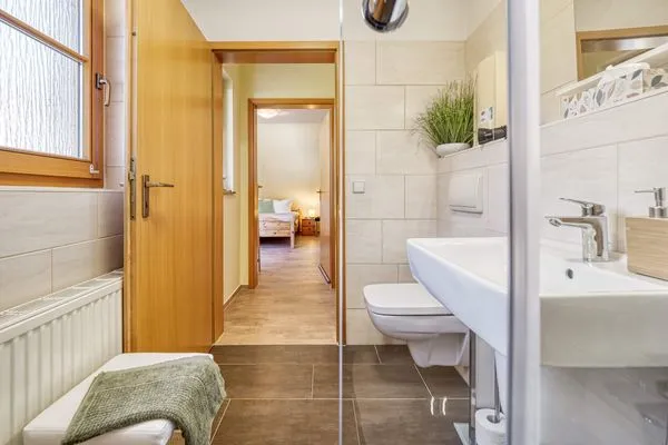 Waschbecken und WC im Badezimmer Ferienpark Freesenbruch Wohnung 4.4 - Seeschwalbe
