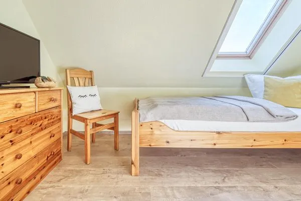 Schlafzimmer mit Einzelbetten und TV Ferienpark Freesenbruch Wohnung 4.4 - Seeschwalbe