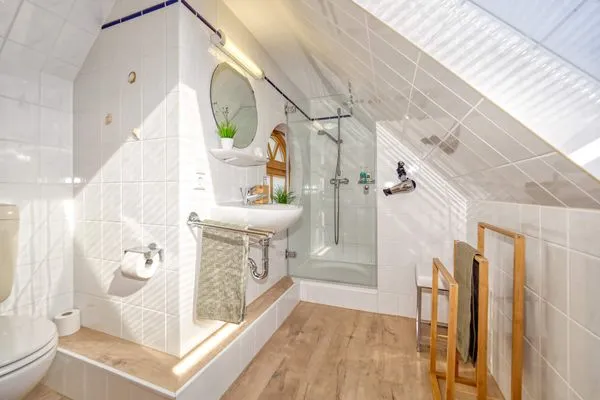 Badezimmer mit Dusche Ferienpark Freesenbruch Wohnung 4.4 - Seeschwalbe