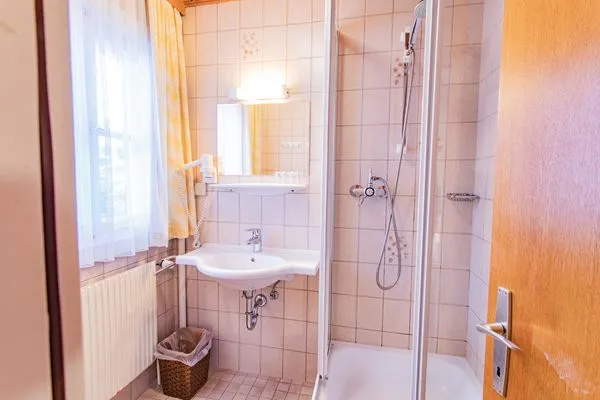 Badezimmer mit Dusche  City Life 6 by Alpenidyll Apartments