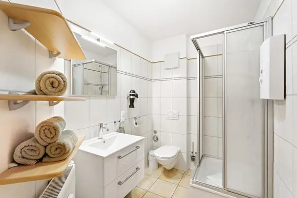 Bad mit Dusche und WC  Windflüchter