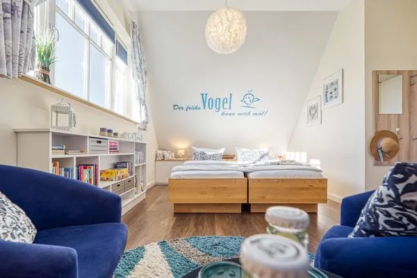 Schlafzimmer mit Doppelbett und Sitzecke Neue Reihe Neue Reihe 28 - Wohnung Vogelnest